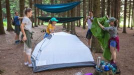 haz ejercicio acampando